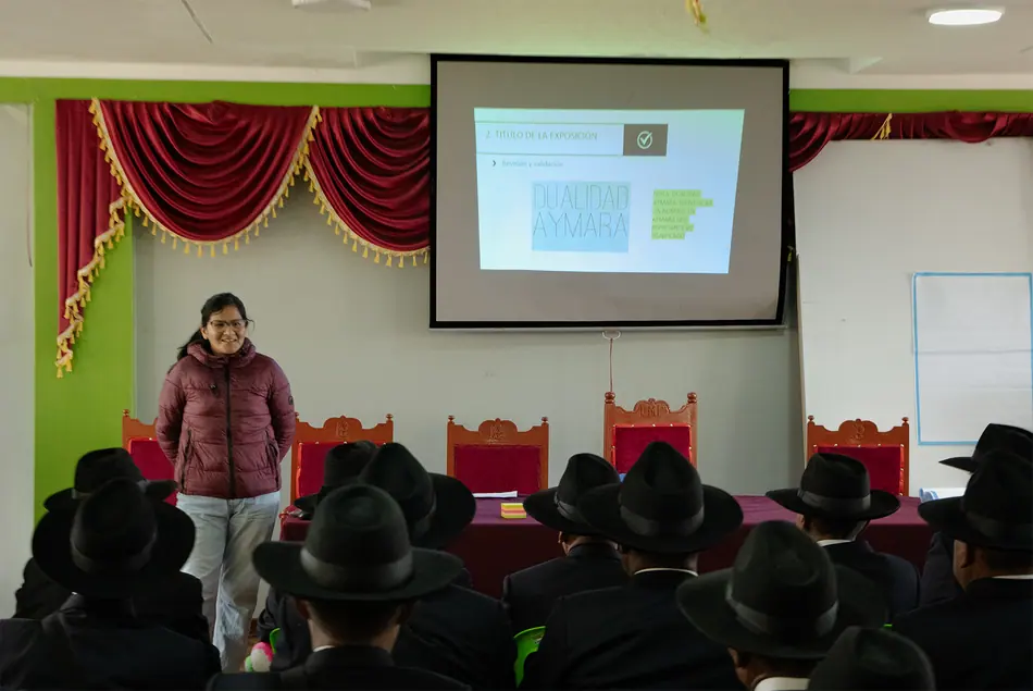 Asamblea comunal con decenas de autoridades originarias de sombrero negro