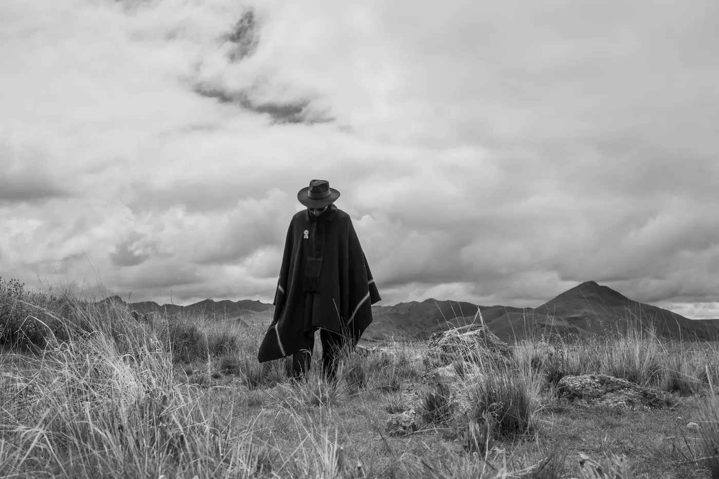 Autoridad originaria con poncho negro en el altiplano